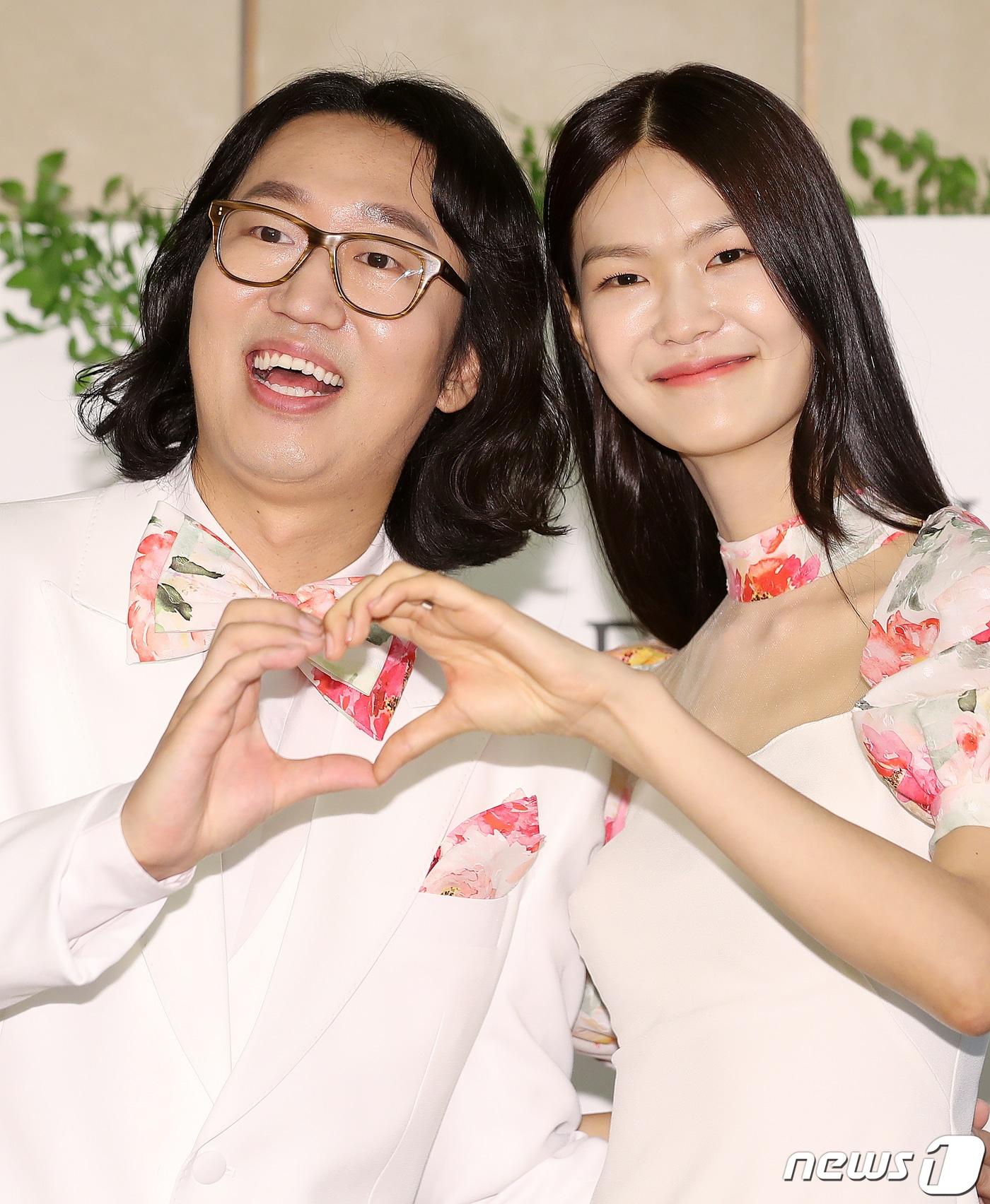 본문 이미지 - 개그맨 김경진과 모델 전수민(오른쪽)이 27일 오후 서울 강남구 논현로 엘리에나호텔에서 열린 결혼식에 앞서 기자회견에서 포즈를 취하고 있다. 2020.6.27/뉴스1 ⓒ News1 김진환 기자