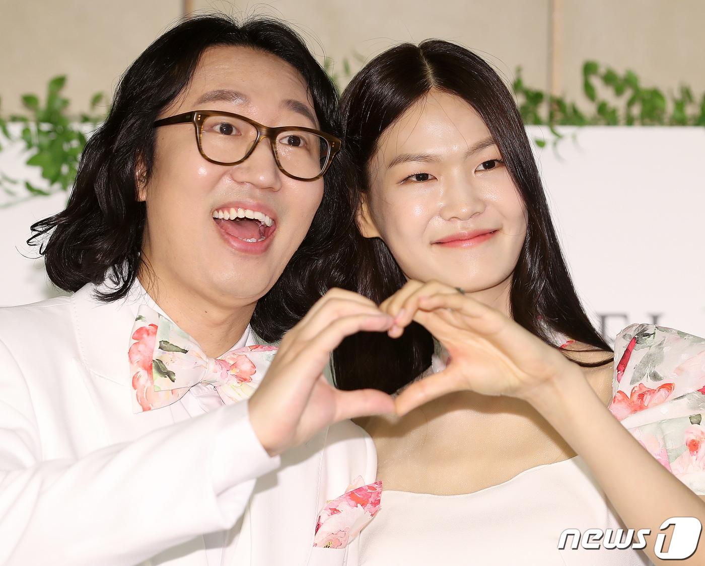 본문 이미지 - 개그맨 김경진과 모델 전수민(오른쪽) 부부 ⓒ News1