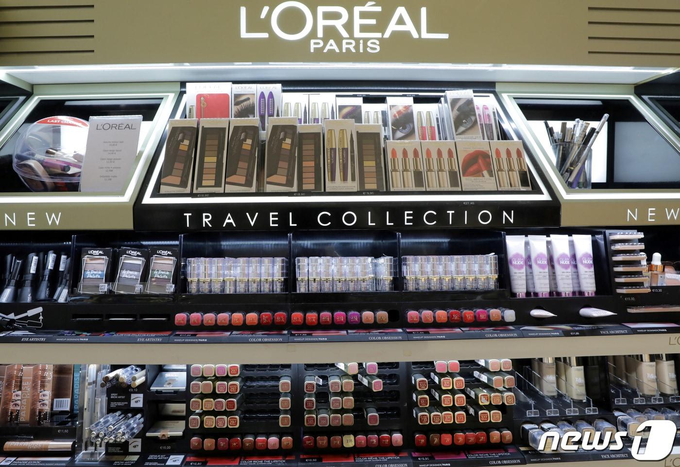 FILE PHOTO: A cosmetic display of French cosmetics group L'Oreal at the Nice International Airport, in Nice, France, October 10, 2018. REUTERS/Eric Gaillard/File Photo