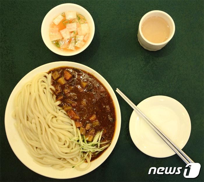 본문 이미지 - 북한 평양에 있는 '선교 짜장면집'의 짜장면(조선의 오늘 갈무리)ⓒ 뉴스1