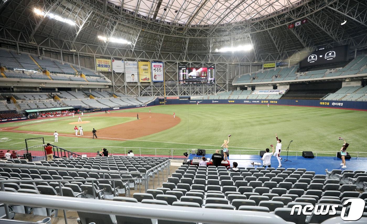 28일 오후 서울 구로구 고척스카이돔에서 열린 '2020 프로야구 신한은행 SOL KBO리그' KIA 타이거즈와 키움 히어로즈 경기가 무관중 경기로 진행되고 있다.  2020.6.28./뉴스1 ⓒ News1 황기선 기자