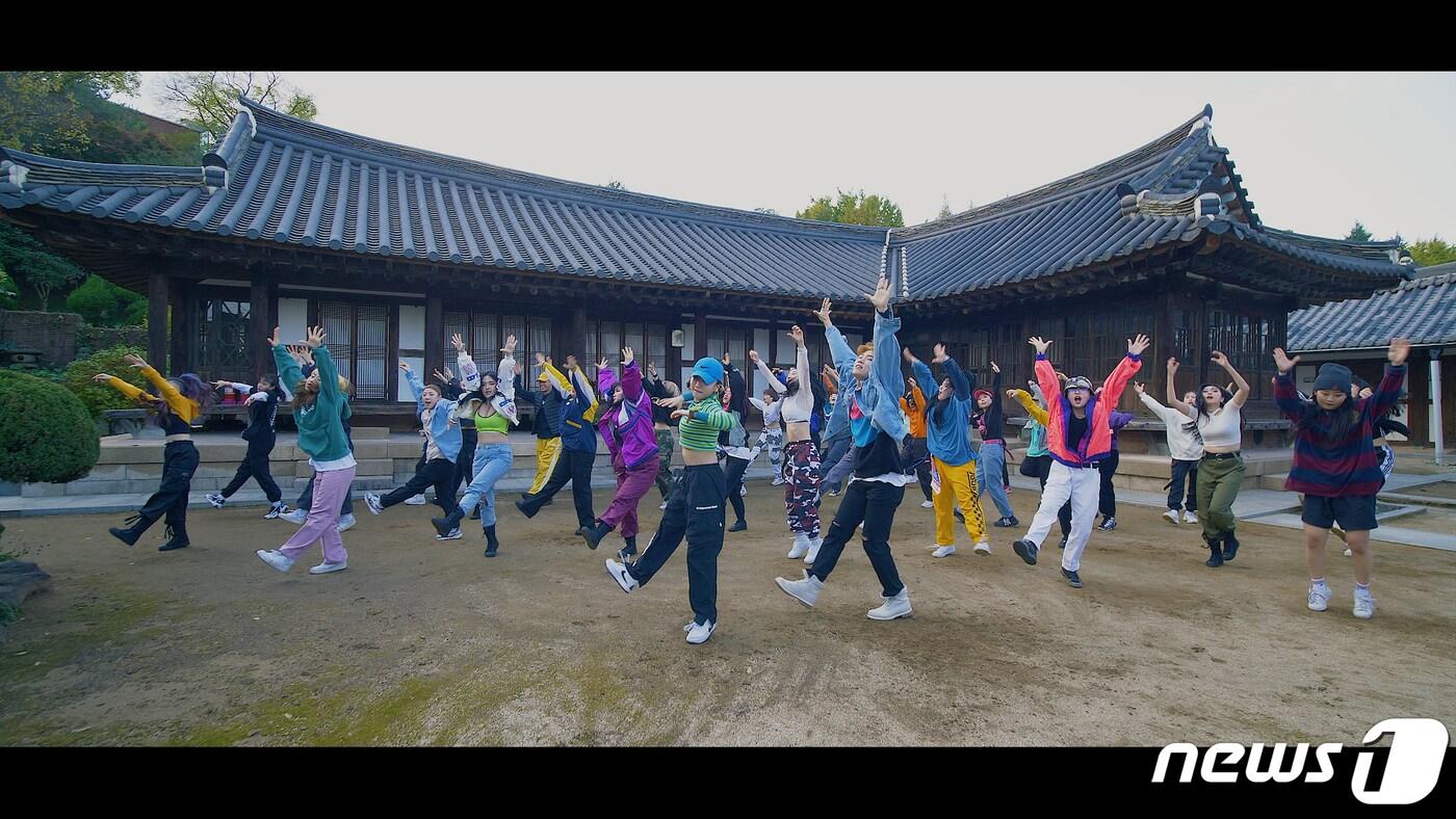 본문 이미지 - 지난해 11월 방탄소년단(BTS) 멤버 제이홉의 '치킨누들수프' 커버댄스에 광주시민들이 도전한 영상.(광주시 제공)2020.6.28/뉴스1 ⓒ News1
