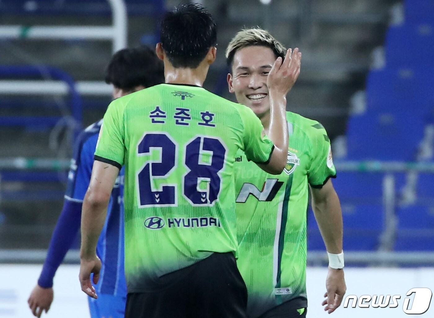 본문 이미지 - 28일 울산 문수경기장에서 열린 '하나원큐 K리그1 2020' 울산현대와 전북현대의 경기에서 전북 쿠니모토가 추가골을 넣고 동료와 기쁨을 나누고 있다. 2020.6.28/뉴스1 ⓒ News1 윤일지 기자