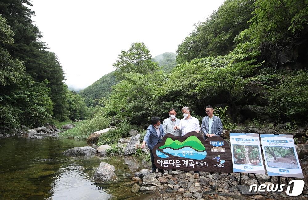 본문 이미지 - 깨끗해진 연인산 용추계곡을 찾은 이재명지사.(경기도 제공)ⓒ 뉴스1
