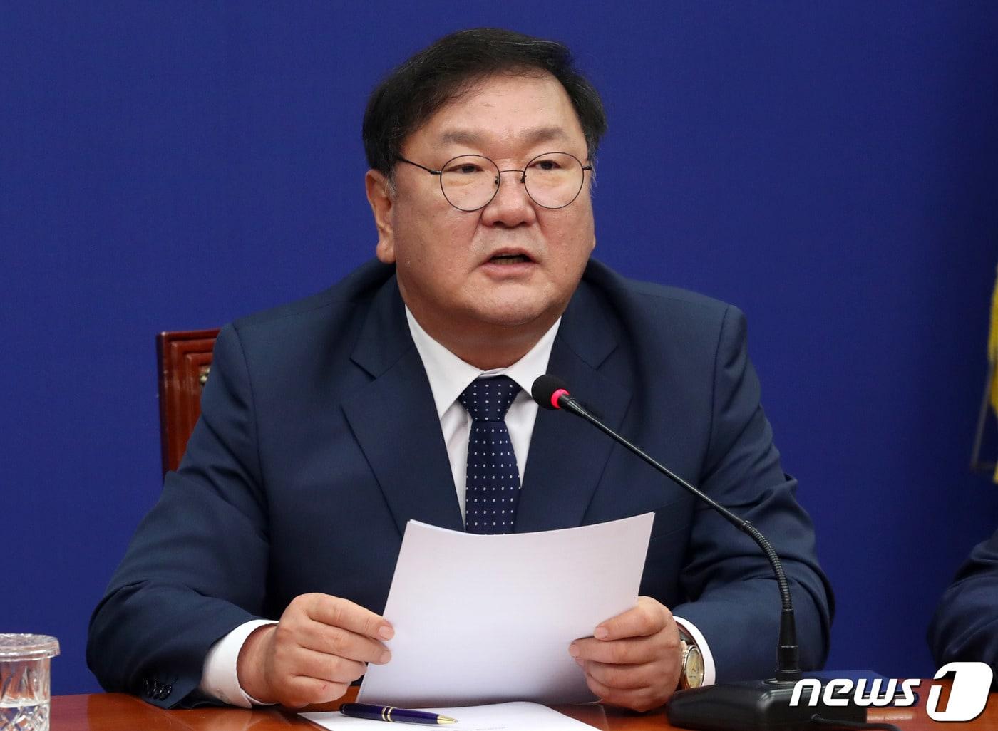 본문 이미지 - 김태년 더불어민주당 원내대표가 29일 오전 서울 여의도 국회에서 열린 최고위원회의에서 모두발언을 하고 있다. 2020.6.29/뉴스1 ⓒ News1 박세연 기자