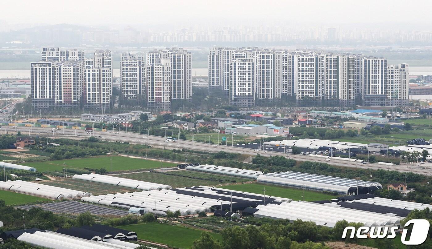 본문 이미지 - 6.17 부동산대책에서 제외된 충남 천안지역이 풍선효과로 집값이 오르면서 건설사들이 아파트 분양가를 높이려고 하고 있다.ⓒ News1 이성철 기자
