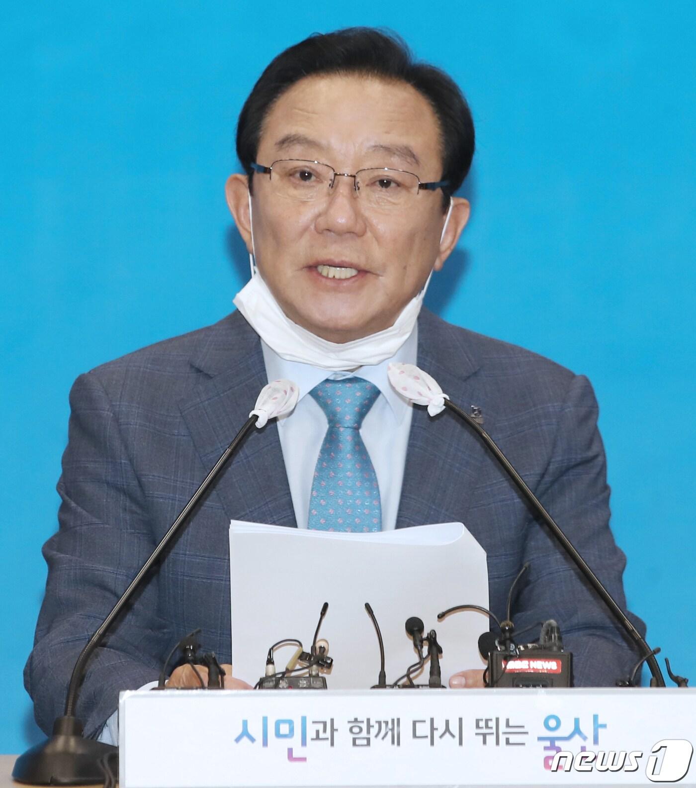 본문 이미지 - 송철호 울산시장이 29일 오후 시청 프레스센터에서 민선7기 후반기 시정 운영방향과 관련해 기자간담회를 갖고 전반기 성과와 후반기 계획에 대해 발표하고 있다. 2020.6.29/뉴스1 ⓒ News1 윤일지 기자