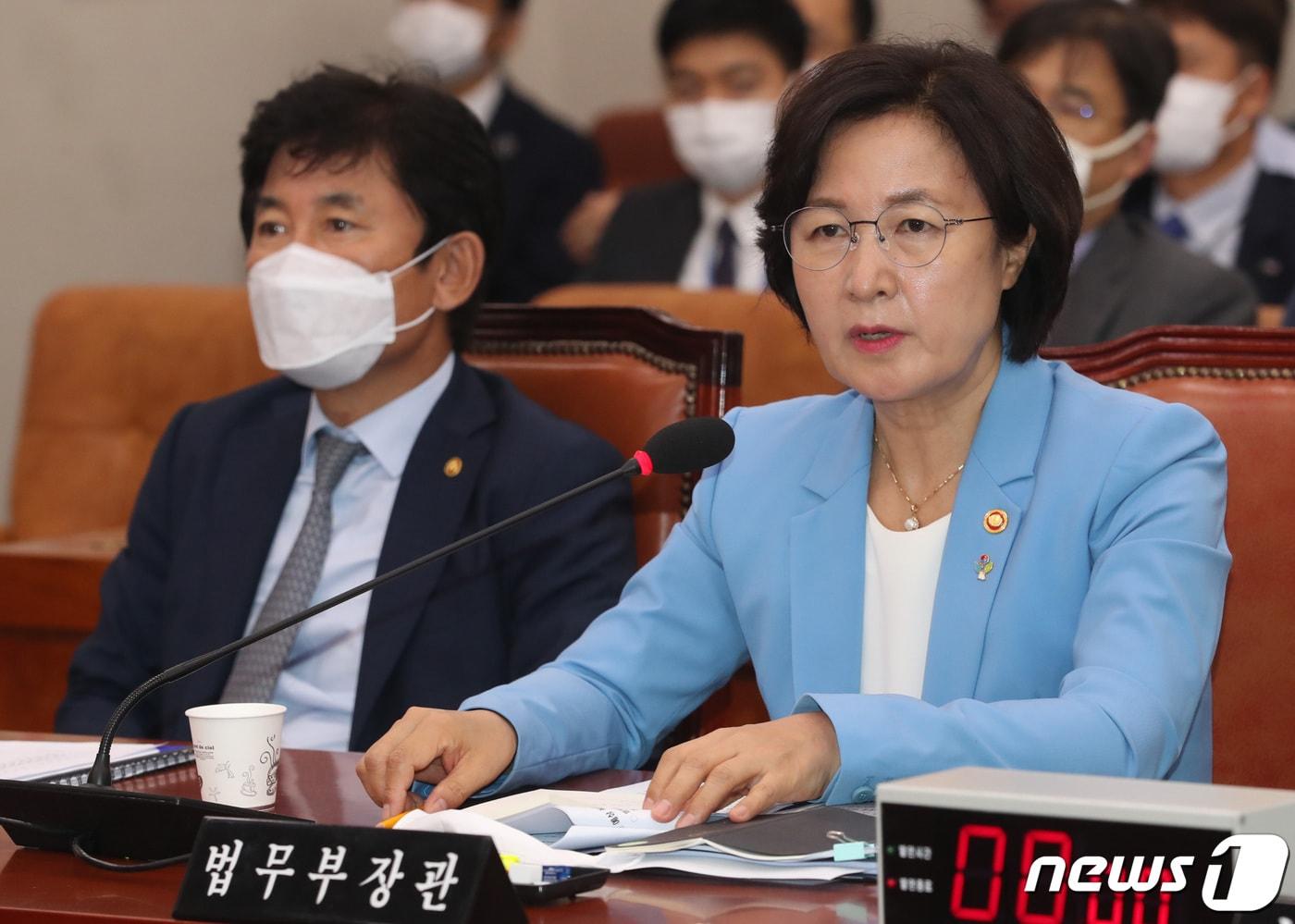 추미애 법무부 장관이 29일 오후 서울 여의도 국회에서 열린 법사위원회 전체회의에 참석해 의원 질의에 답하고 있다. 2020.6.29/뉴스1 ⓒ News1 박세연 기자