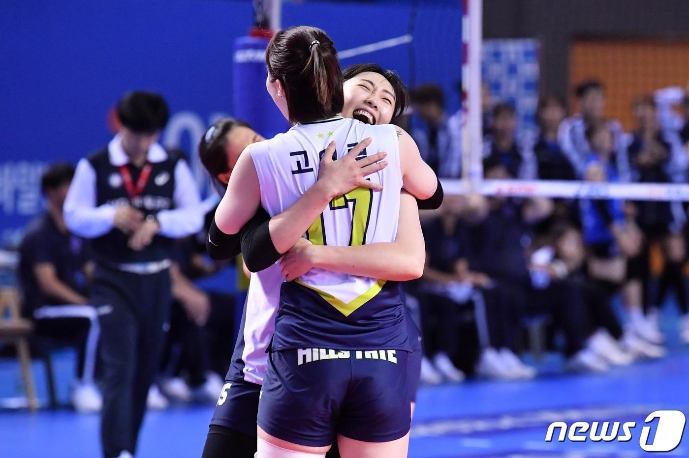 본문 이미지 - 2019-20시즌 여자 프로배구 현대건설의 정규리그 1위를 견인한 황민경과 고예림. (한국배구연맹 제공) ⓒ 뉴스1