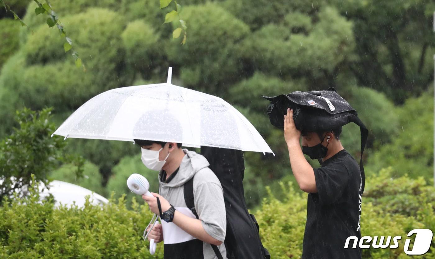 대전 서구 대전시청 인근에서 시민들이 우산을 쓰고 지나고 있다. 2020.6.29/뉴스1 ⓒ News1 김기태 기자