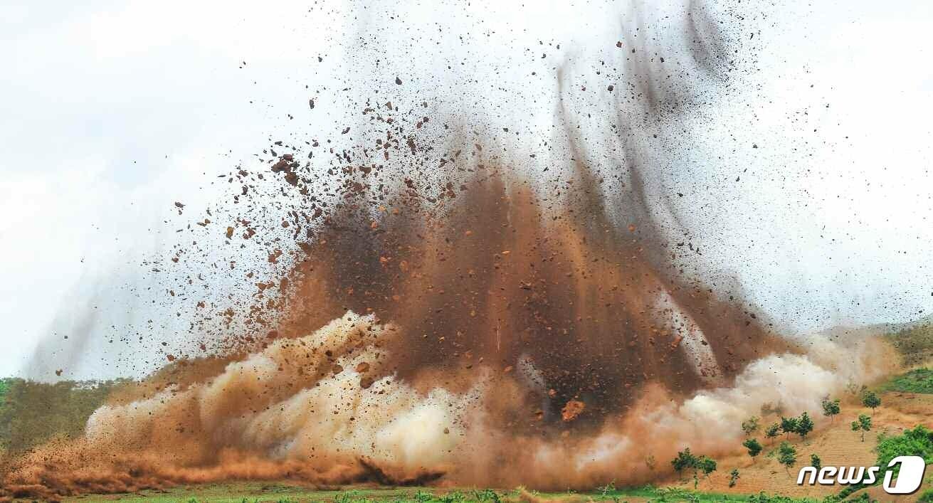 본문 이미지 - (평양 노동신문=뉴스1) = 북한 노동당 기관지 노동신문은 지난 2020년 6월 3일 "황주긴등벌에 물길이 새로 건설된다"라고 전했다. 황주긴등벌은 황해북도 황주군에 있는 긴 벌판이다.  [국내에서만 사용가능. 재배포 금지. DB 금지. For Use Only in the Republic of Korea. Redistribution Prohibited] rodongphoto@news1.kr