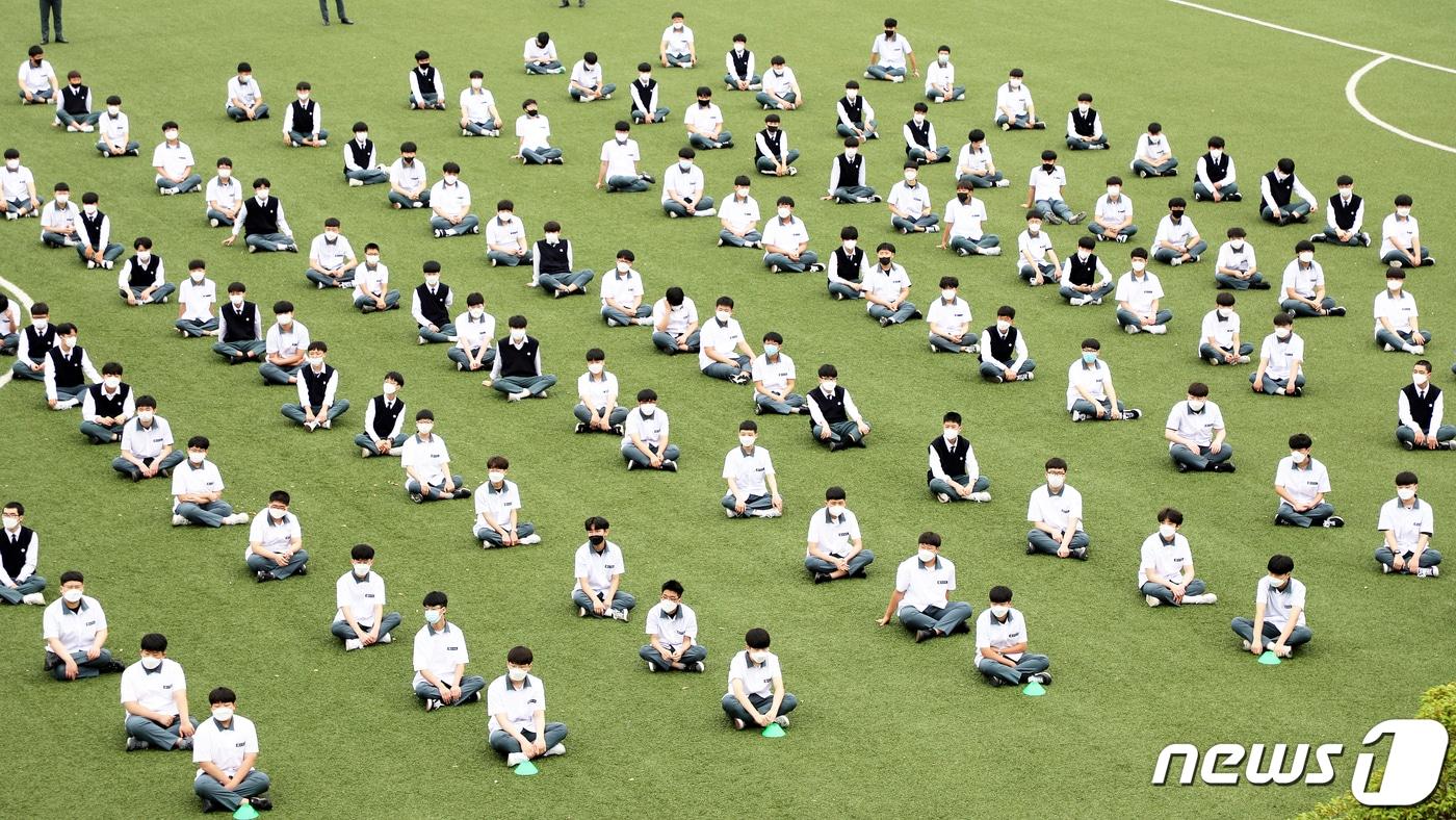 3단계 등교개학일인 3일 오전 제주시 화북1동 오현고등학교에서 제71회 신입생 환영식이 열리고 있다. 제주시 동(洞)지역 평준화 일반고인 오현고의 경우 과대학교로 분류돼 제주도교육청의 '전체 학생 수 3분의 2 등교' 방침에 따라 고3은 매일 등교하되 고1·고2는 이날부터 일주일 단위로 순환 등교한다.2020.6.3 /뉴스1 ⓒ News1 오미란 기자