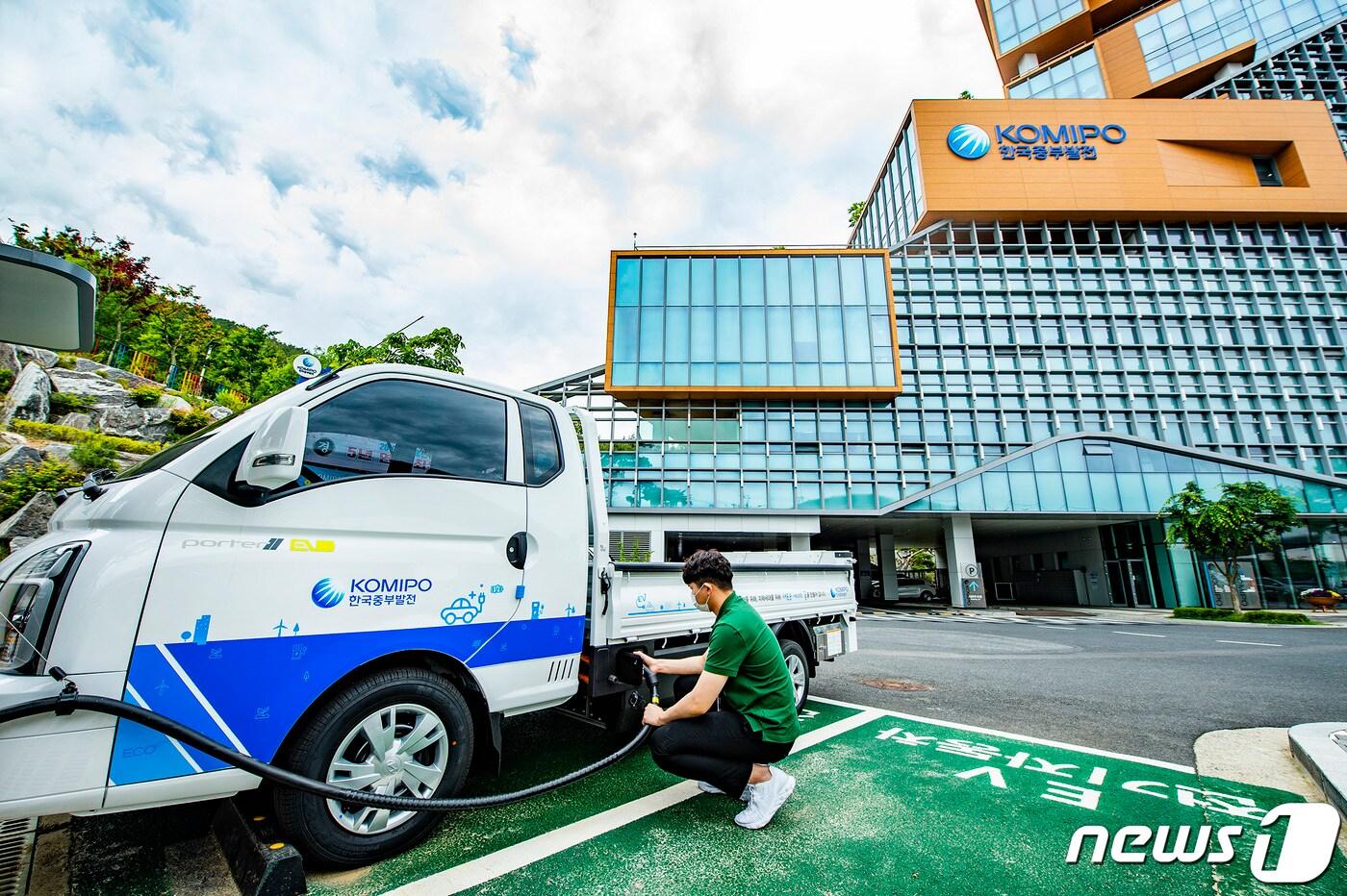 본문 이미지 - 중부발전 본사 사옥 공공급속충전기에서 충전중인 전기화물차. ⓒ 뉴스1