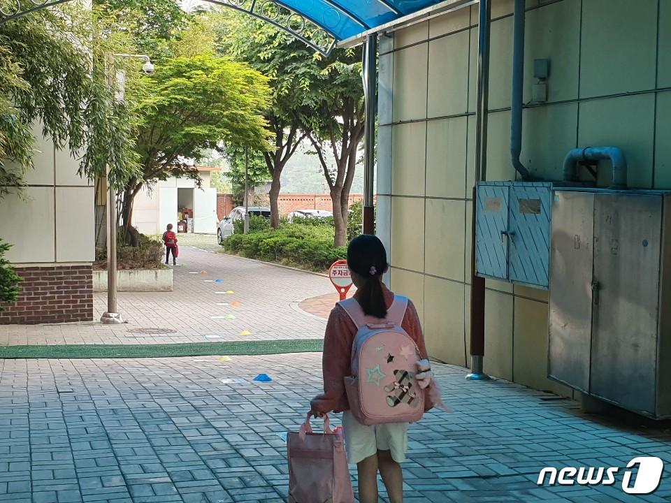 본문 이미지 - 3일 오전 서울 용산구 서울이태원초등학교 후문에서 초등학생이 거리두기를 하면서 등교하고 하고 있다. ⓒ 뉴스1/정혜민 기자