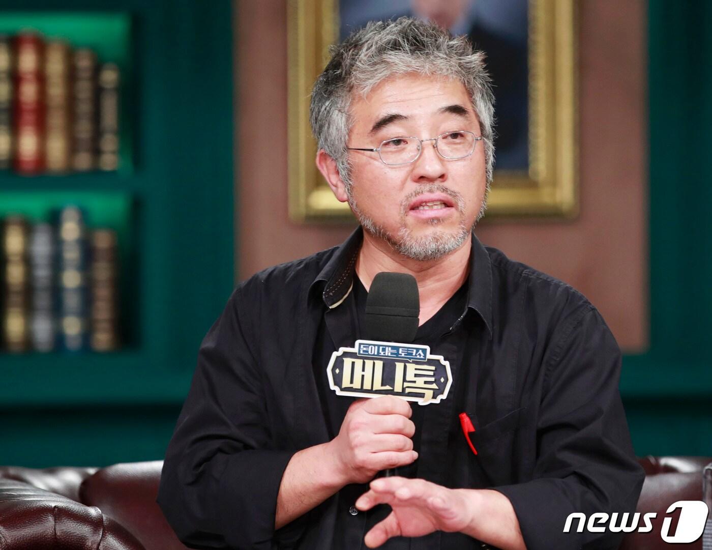 본문 이미지 - 김강석 PD가 3일 오전 경기도 고양시 일산동구 장항동 EBS 본사에서 열린 EBS 시사교양프로그램 ‘돈이 되는 토크쇼-머니톡’ 기자간담회에 참석해 인사말을 하고 있다. ‘돈이 되는 토크쇼 - 머니톡’은 게스트의 삶과 돈이 녹아있는 인생 이야기를 나누며, 전문가들과 함께 사례자의 보험 진단 및 재무 설계 솔루션을 제안하는 프로그램이다. 2020.6.3/뉴스1 ⓒ News1 권현진 기자
