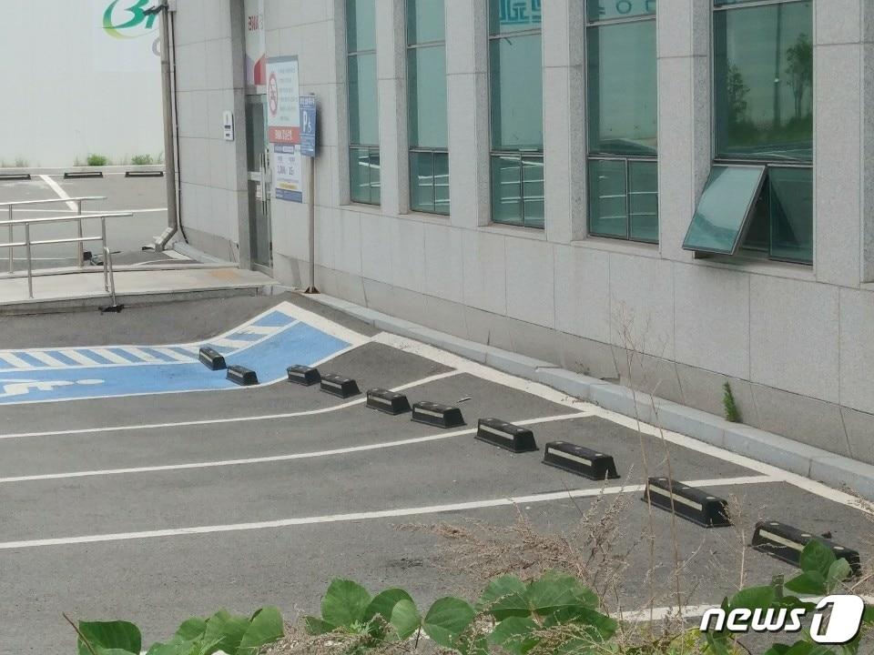 본문 이미지 - 3일 오전 11시15분쯤 부산 강서구 송정동 녹산금융공단 안에 있는 지상 2층 규모의 경남은행 녹산지점 건물과 주차장에서 지반 침하 현상이 나타나 직원들이 대피하는 소동이 벌어졌다. 건물과 주차장와 맞닿은 땅 표면이 푹 꺼진 모습.(부산소방재난본부 제공)ⓒ 뉴스1