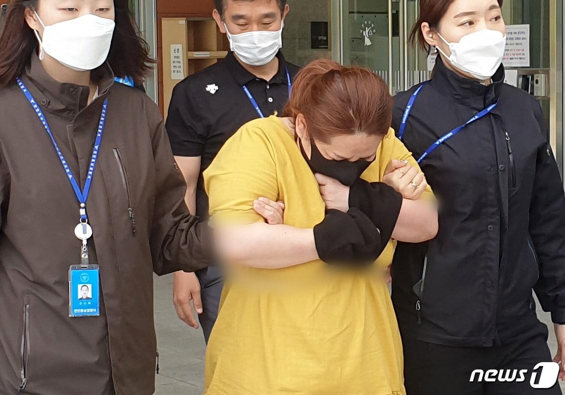 본문 이미지 - 9세 의붓아들이 거짓말을 했다는 이유로 7시간이 넘게 여행용 가방에 가둬 심정지 상태에 이르게 한 40대 계모. /뉴스1 ⓒ News1 김아영 기자