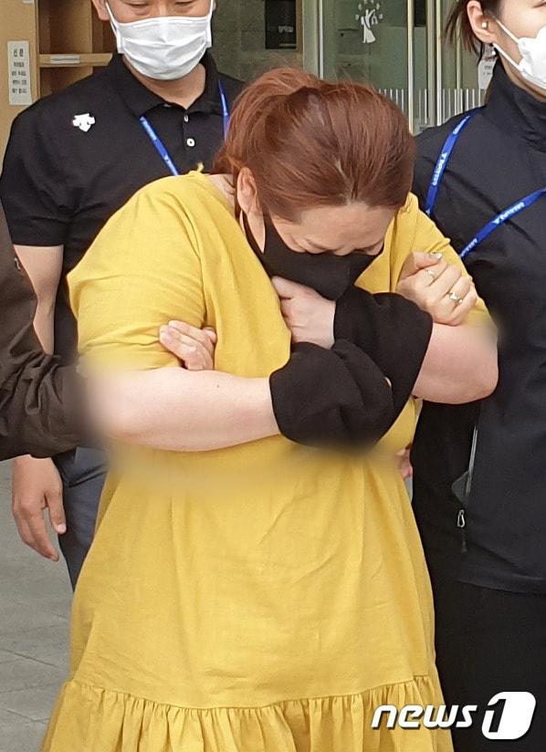 본문 이미지 - 9세 의붓아들이 거짓말을 했다는 이유로 7시간이 넘게 여행용 가방에 가둬 심정지 상태에 이르게 한 40대 계모가 지난해 6월3일 오후 영장실질심사를 받기 위해 대전지방법원 천안지원으로 향하고 있다. 3일 충남경찰청 등에 따르면 지난 1일 오후 7시 25분께 천안 서북구 한 아파트에서 의식을 잃은 채 발견된 A군은 7시간 넘게 여행용 가방에 갇혀있었던 것으로 조사됐다. 2020.6.3/뉴스1 ⓒ News1 김아영 기자