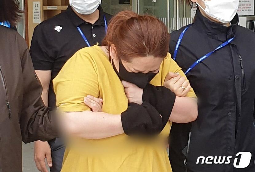 본문 이미지 - 9세 의붓아들이 거짓말을 했다는 이유로 7시간이 넘게 여행용 가방에 가둬 심정지 상태에 이르게 한 40대 계모가 영장실질심사를 받기 위해 대전지방법원 천안지원으로 향하고 있다. ⓒ News1 김아영 기자