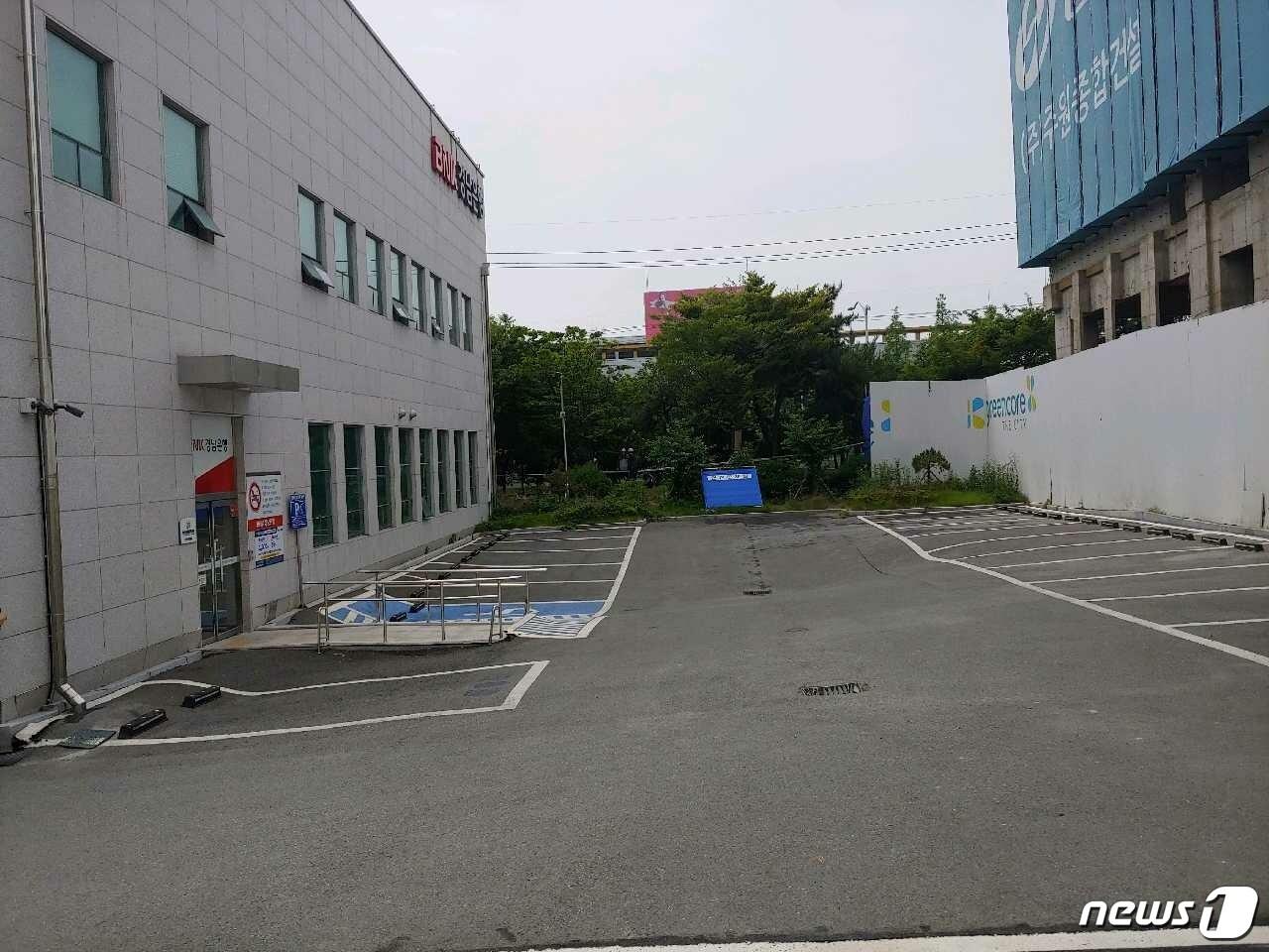 본문 이미지 - 3일 오전 11시15분쯤 부산 강서구 송정동 녹산금융공단 안에 있는 지상 2층 규모의 경남은행 녹산지점 건물과 주차장에서 지반 침하 현상이 나타나 직원들이 대피했다. 신축 오피스텔 공사장 옆 경남은행 건물 바닥이 아래로 꺼지면서 지표면이 울퉁불퉁 하거나 왼쪽으로 기울어진 모습.(부산지방경찰청 제공) ⓒ 뉴스1