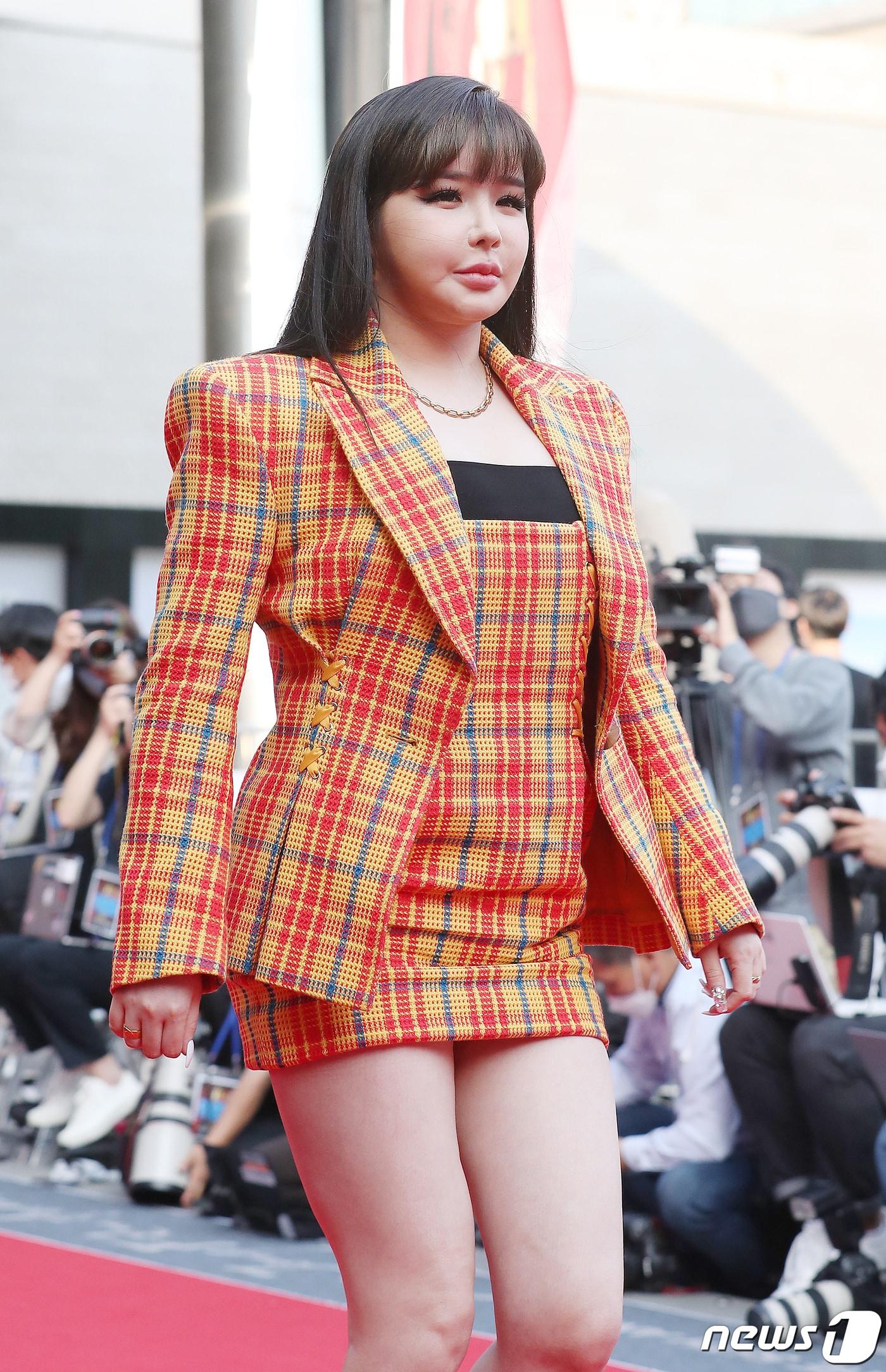 본문 이미지 - 가수 박봄이 3일 서울 광진구 그랜드 워커힐에서 열린 제56회 대종상 영화제 레드카펫에 참석하고 있다. 이날 대종상 영화제는 코로나19 확산 방지를 위해 무관중으로 개최된다. 2020.6.3/뉴스1 ⓒ News1 김진환 기자