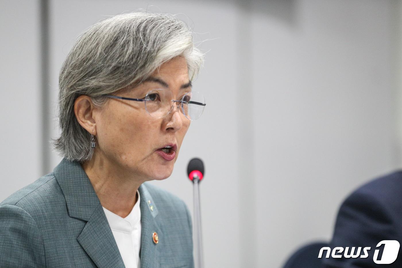 강경화 외교부 장관이 30일 오전 서울 여의도 국회에서 열린 통합과 상생포럼 21대 국회 개원 총회 및 조찬 세미나에서 축사를 하고 있다. 2020.6.30/뉴스1 ⓒ News1 성동훈 기자