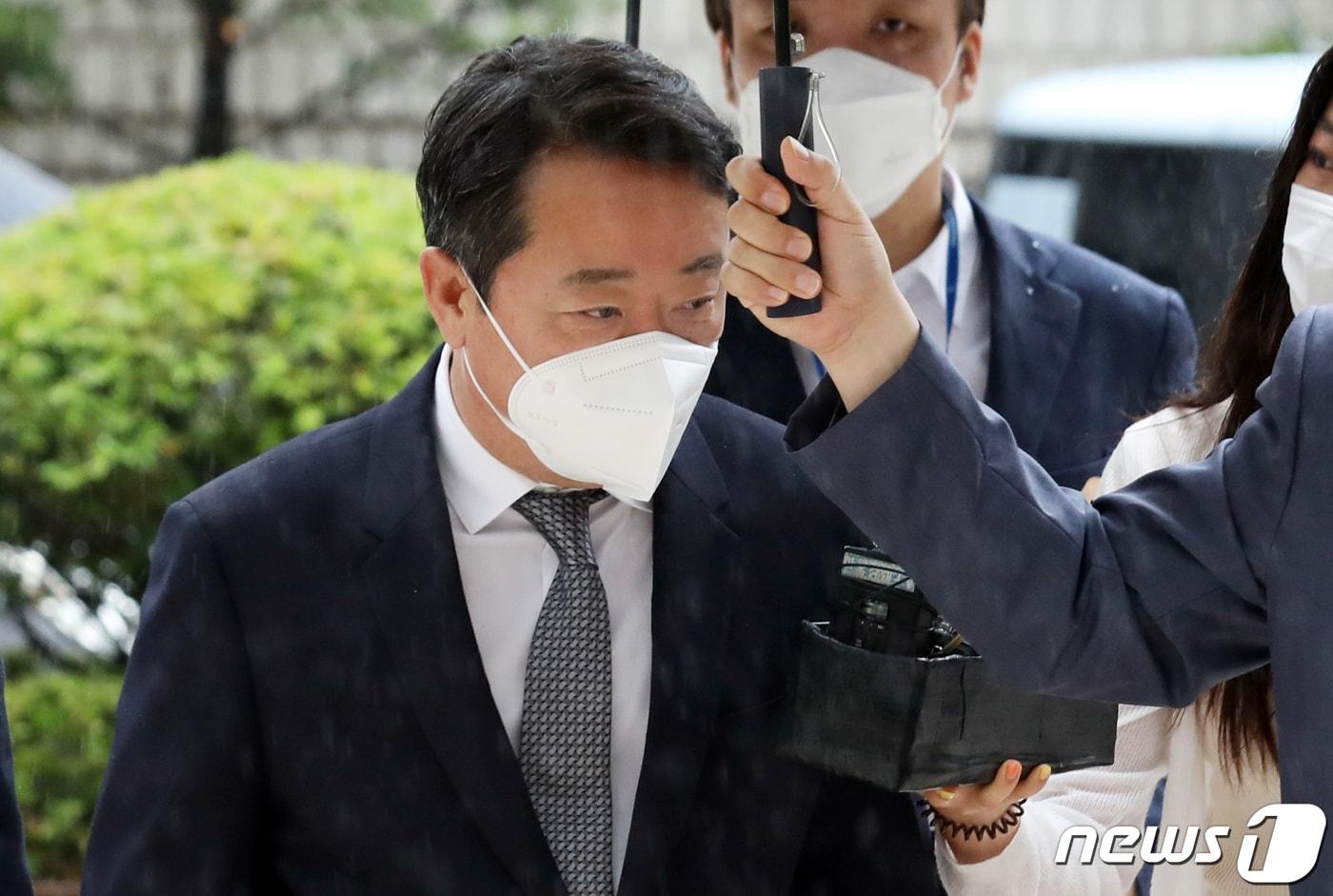 본문 이미지 - 유전자 치료제 '인보사케이주'(인보사) 허가를 받기 위해 허위자료를 제출한 의혹 등을 받는 이웅열 전 코오롱그룹 회장이 지난 6월 서울 서초구 서울중앙지방법원에서 열린 구속 전 피의자심문에 출석하며 취재진에게 인사를 하고 있다. 2020.6.30/뉴스1 ⓒ News1 황기선 기자