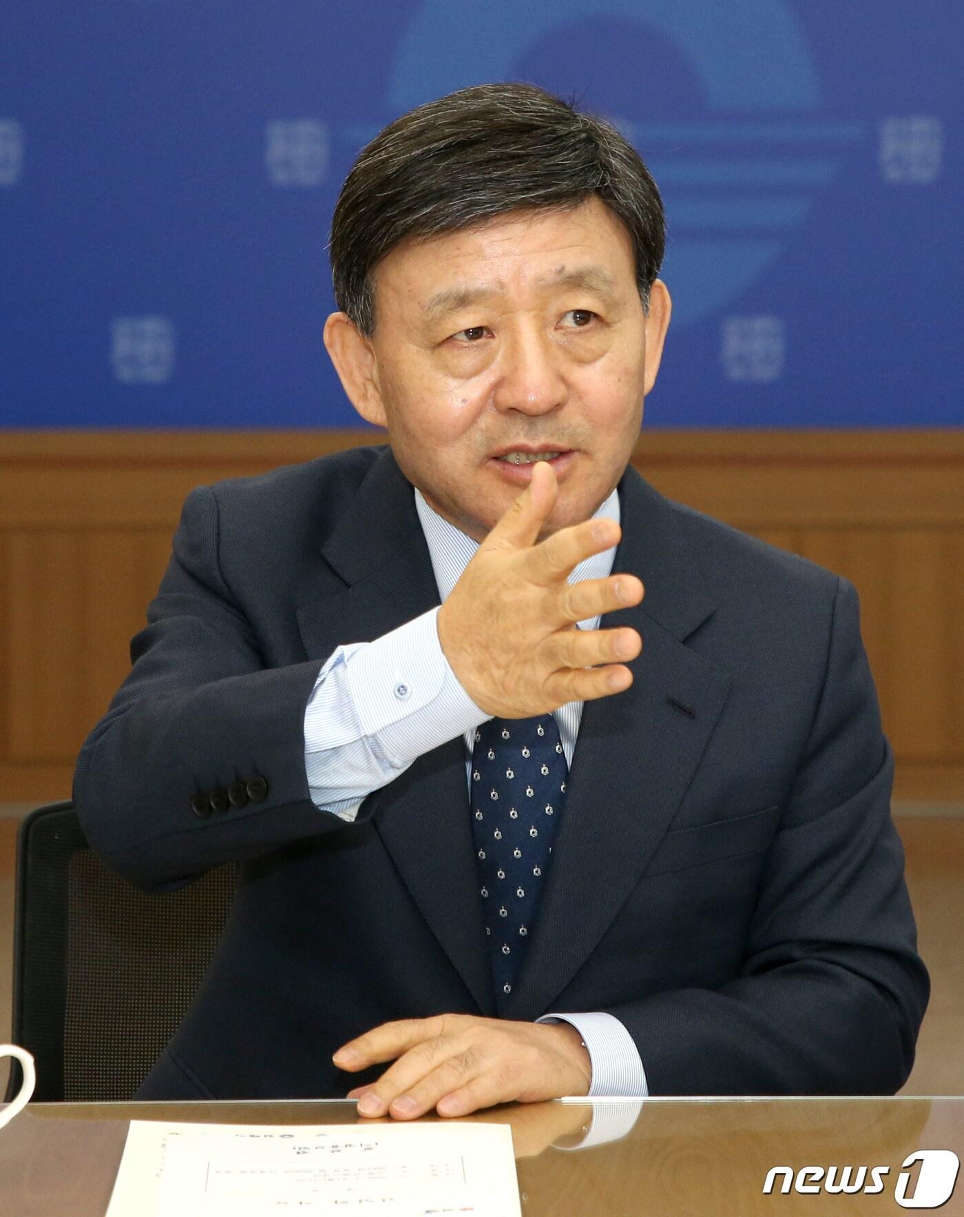 본문 이미지 - 허성곤 경남 김해시장이 장기간 진척이 없는 김해관광유통단지 내 호텔, 콘도 등 건축공사의 빠른 준공을 촉구하는 서한문을 개발자인 롯데 측에 발송했다. ⓒ 뉴스1