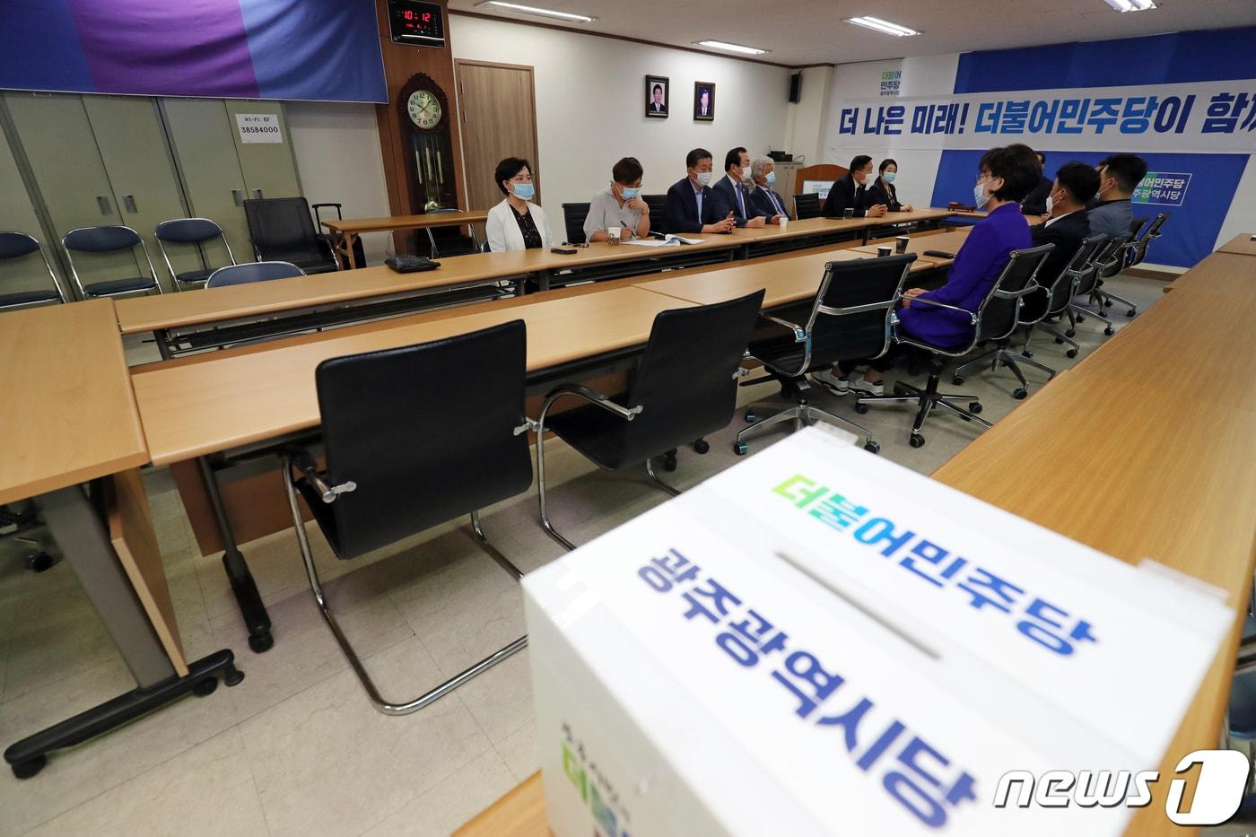 본문 이미지 - 지난달 30일 오전 광주 서구 더불어민주당 광주시당에서 열린 광주시의회 의장단 당 내 선출 의원총회에 앞서 일부 시의원들이 회의에 참석하고 있다. 2020.6.30/뉴스1 ⓒ News1 황희규 기자