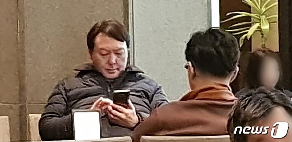 본문 이미지 - 2020년 2월29일 당시 윤석열 검찰총장과 한동훈 부산고검 차장검사(검사장)가 서울 장충동의 한 호텔 커피숍에서 만나 대화를 나누고 있다. 2020.6.30/뉴스1 ⓒ News1 이승환 기자