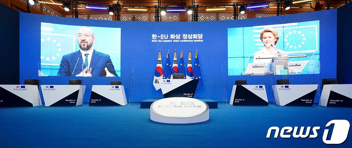 본문 이미지 - 문재인 대통령과 샤를 미셸 유럽연합(EU) 정상회의 상임의장 등 EU 지도부와 화상 정상회의가 예정된 30일 청와대에 회담장이 마련돼 있다.  (청와대 제공) 2020.6.30/뉴스1