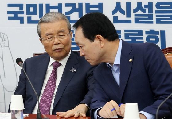 본문 이미지 - 2020년 6월 30일 김종인 미래통합당 비상대책위원장과 성일종 비대위원이 서울 여의도 국회에서 열린 국민보건부 신설을 위한 정책토론회에 참석해 대화를 나누고 있는 모습. ⓒ News1 