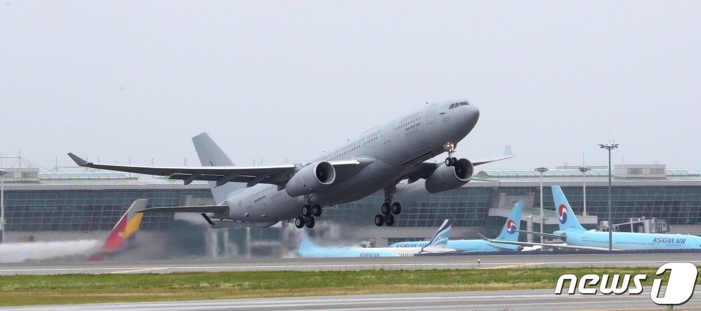 본문 이미지 - 30일 오전 인천국제공항에서 아크부대 17진이 탑승한 공중급유기(KC-330)가 진교대를 하기 위해 아랍에미리트로 향하고 있다. 공군 KC-330이 파병부대 병력 수송 임무에 투입된 것은 실전 배치 이래 이번이 처음이다. (국방부 제공) 2020.6.30/뉴스1