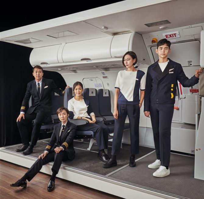 본문 이미지 - 에어로케이가 공개한 운항, 객실 승무원 유니폼. (에어로케이 제공)ⓒ 뉴스1