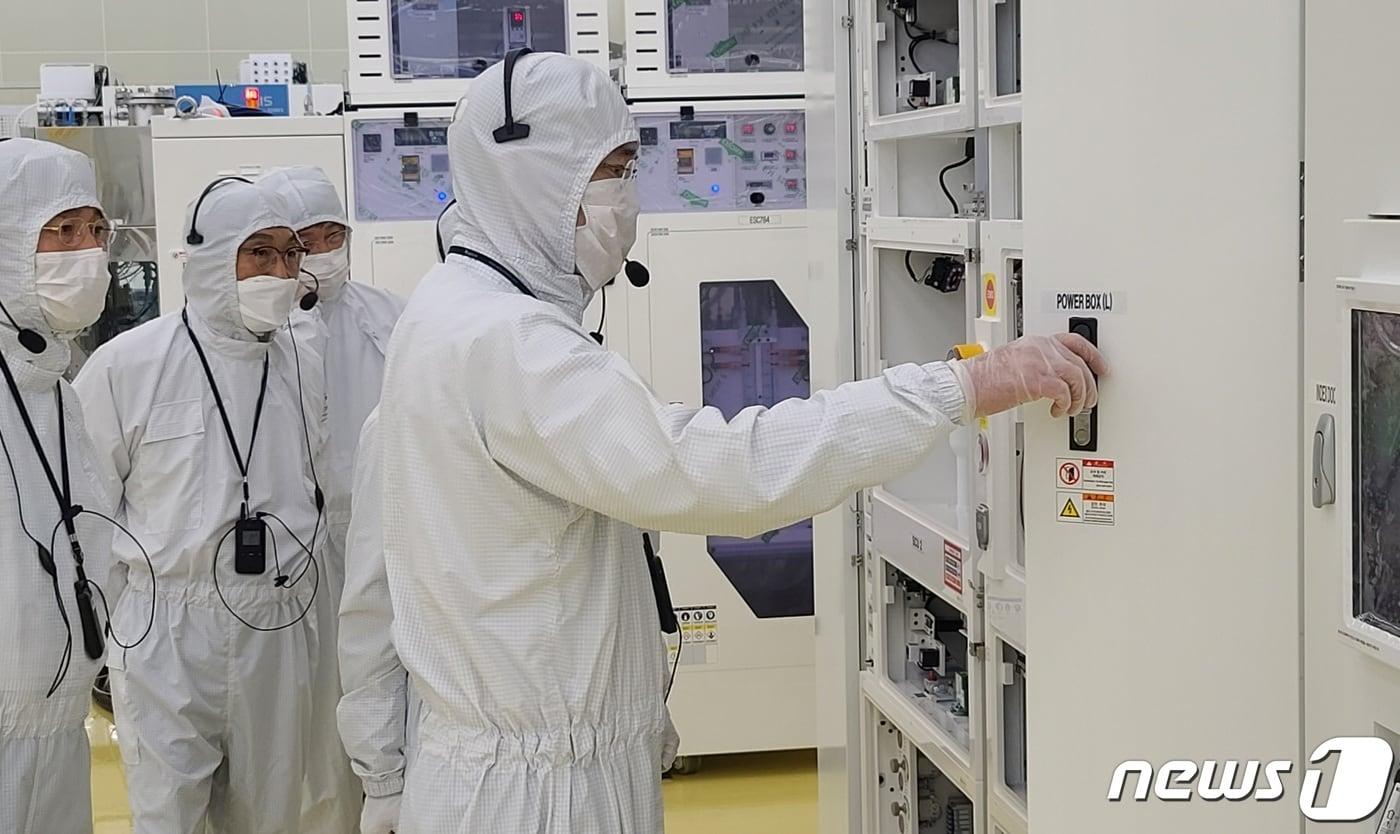 이재용 삼성전자 부회장이 30일 삼성전자의 반도체부문 자회사인 세메스(SEMES) 천안사업장을 방문, 반도체 및 디스플레이 제조장비 생산 공장을 살펴보고 있다. (삼성전자 제공) 2020.6.30/뉴스1