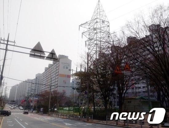 본문 이미지 - 아파트 밀집지역인 군산시 나운동을 지나는 송전선로가 2021년까지 사라진다. /ⓒ 뉴스1