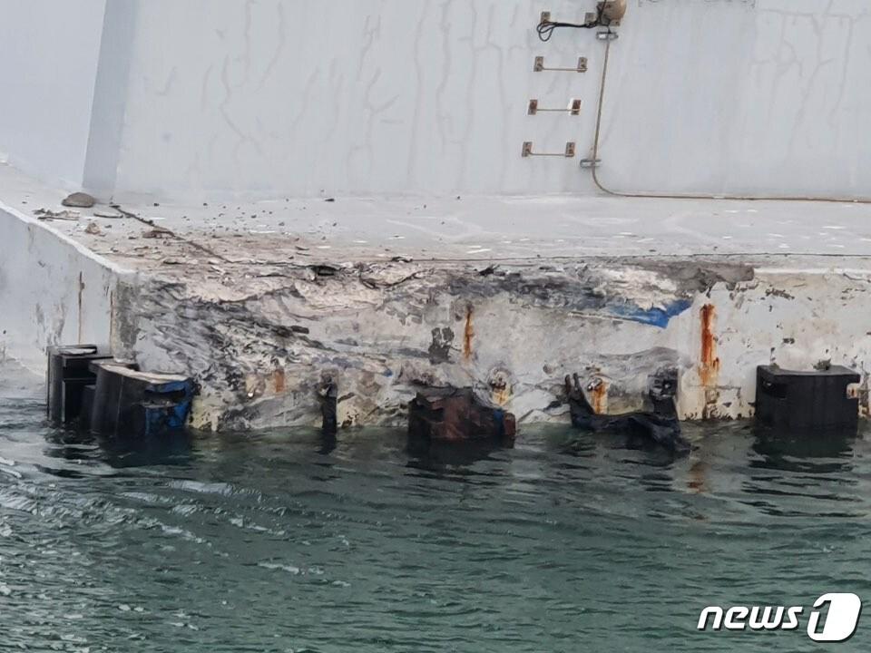 본문 이미지 - 4일 오전 2시40분쯤 경남 거제시 장목면 거가대교 8번 교각 밑을 지나던 부선 A호(1147톤·승선원 1명)가 교각을 들이받아  하단부일부가  파손돼 있다.(창원해경 제공)2020.6.4.ⓒ 뉴스1