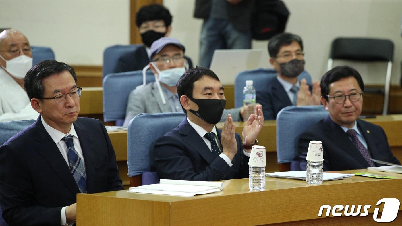 본문 이미지 - 정성호·김용민·김한정 더불어민주당 의원이 4일 오전 서울 여의도 국회 의원회관에서 열린 공직선거법 허위사실공표죄의 합헌적 해석과 선거의 공정성에 관한 학술토론회에 참석해 있다. 2020.6.4/뉴스1 ⓒ News1 신웅수 기자