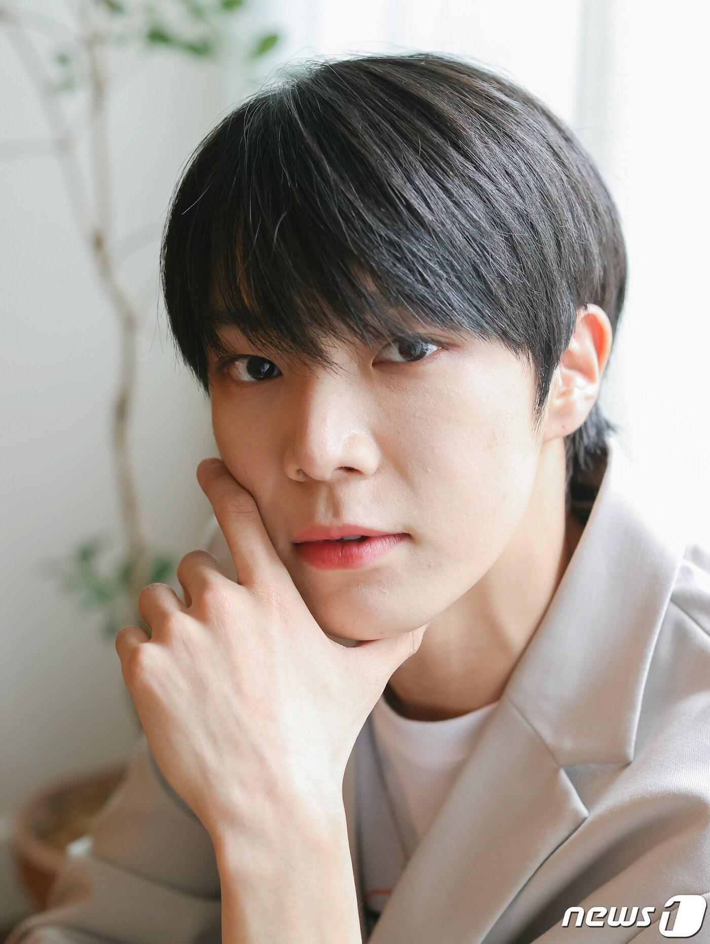 본문 이미지 - 베리베리 동헌이 4일 서울 경복궁 인근 카페에서 열린 ‘나는 리더다’ 인터뷰에 앞서 포즈를 취하고 있다. 2020.6.4/뉴스1 ⓒ News1 김진환 기자