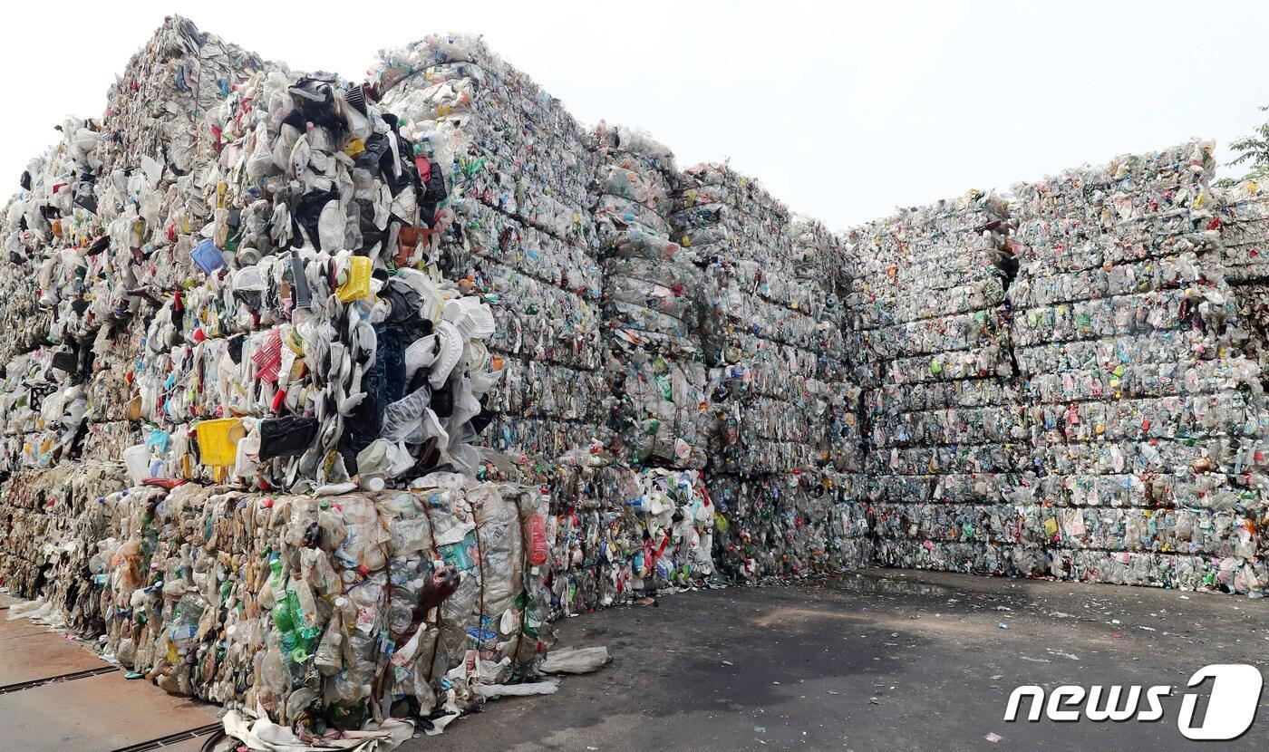 본문 이미지 - 제주지역 한 환경시설관리소 매립장에 재활용 플라스틱이 산처럼 쌓여 있는 모습.  2020.6.7/뉴스1DB