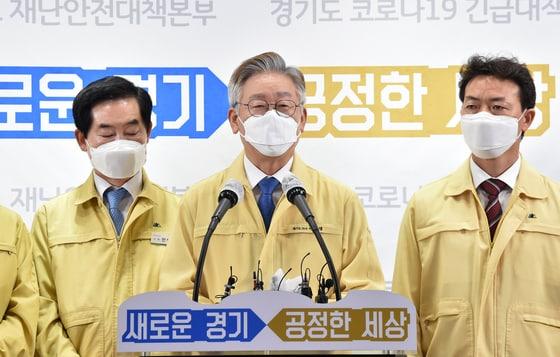 본문 이미지 - 이재명 경기도지사가 4일 오후 경기 수원시 팔달구 경기도청 브리핑룸에서 신종 코로나바이러스 감염증(코로나19) 관련 취약노동자 및 행정명령대상 영세사업자 지원 방안에 대해 발표하고 있다.  ⓒ News1 경기사진공동취재단