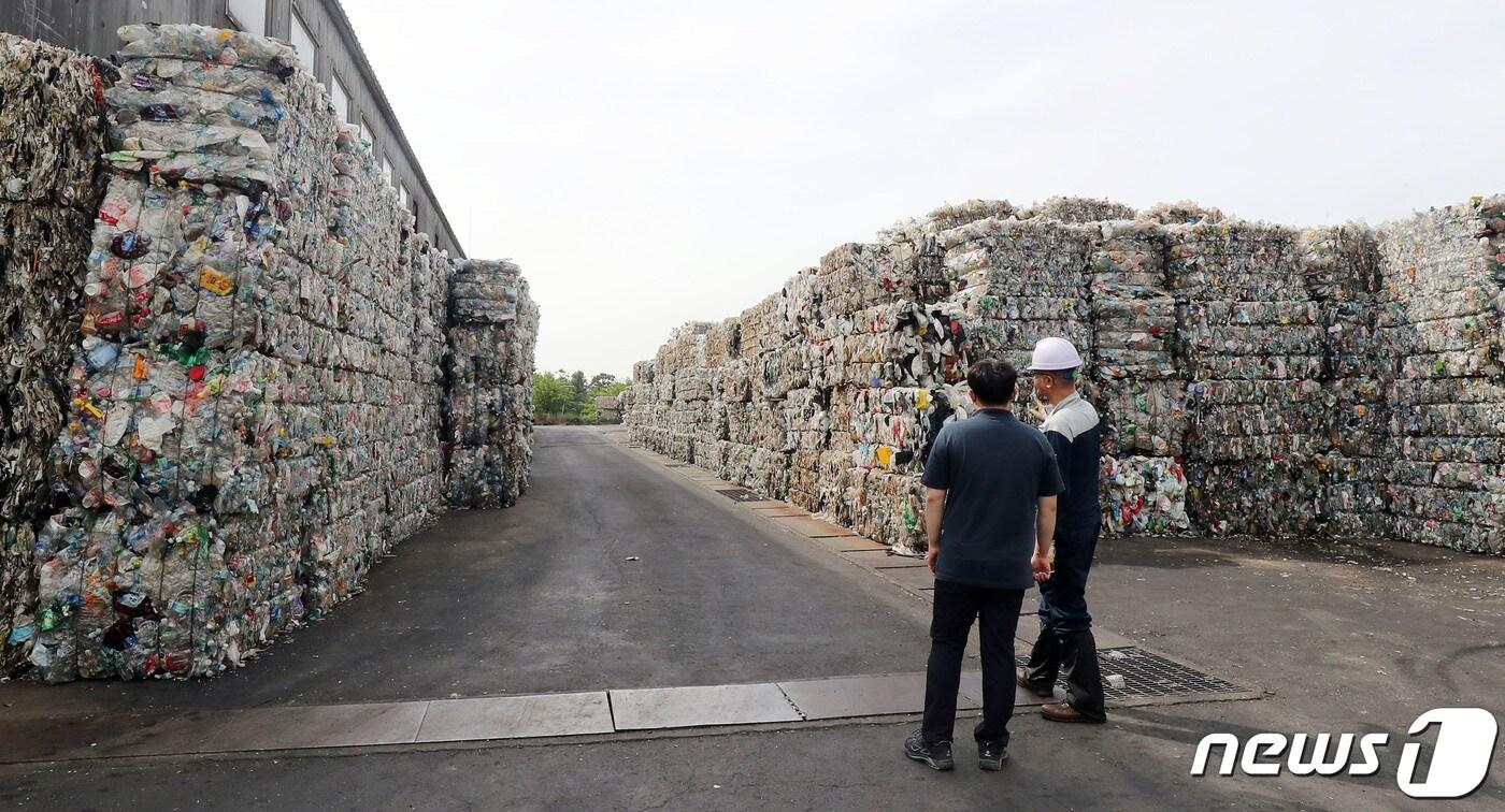 제주지역 플라스틱 폐기물 발생량은 2020년 6만6919.6톤(잠정치)으로, 코로나19 발생 전인 2019년 5만5407톤보다 20.8% 증가했다. 2018년 2만4455톤이었던 것과 비교하면 심각하다. 제주시 봉개동 환경시설관리소 매립장에 재활용 플라스틱이 산처럼 쌓여 있다. .2020.6.7/뉴스1 ⓒ News1 오현지 기자