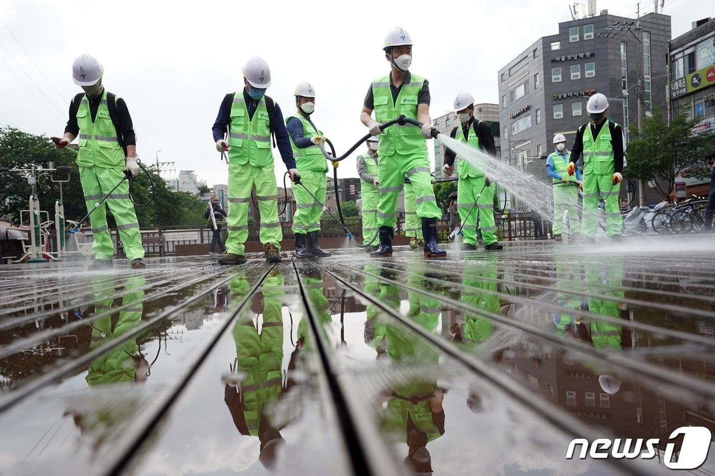 삼선교 분수광장에서 이승로 성북구청장을 비롯한 구청 공무원, 환경 공무관 30여명이 살수차와 노면차, 분진차 등 청소차량을 이용하여 삼선교 분수광장 일대를 물청소하고 있다. (성북구 제공) /뉴스1