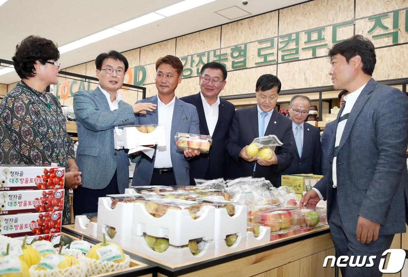 본문 이미지 - 이승옥 강진군수(왼쪽 두번째)가 로컬푸드 직매장을 돌아보며 출하된 농산물에 대한 설명을 듣고 있다.ⓒ 뉴스1