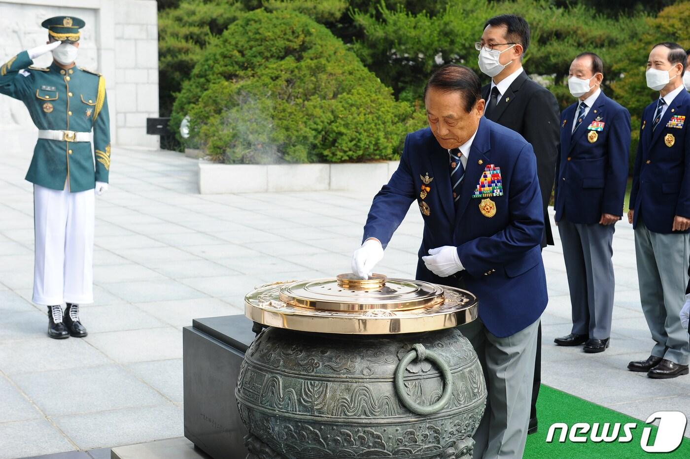 본문 이미지 - 김진호 대한민국재향군인회 회장이 회장단 및 주요 간부들과 5일 오전 서울 동작구 국립서울현충원을 참배, 분향하고 있다. (향군 제공) 2020.6.5/뉴스1