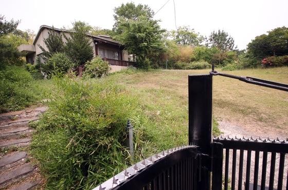 본문 이미지 - 문재인 대통령이 사비 10억6,000여만원을 들여 경남 양산시 하북면 지산리 평신마을에 마련한 사저용 부지. ⓒ News1 