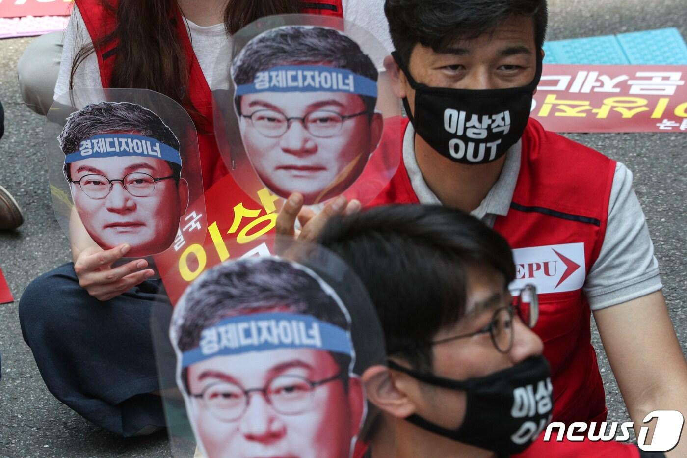 본문 이미지 -  서울 여의도 더불어민주당사 앞에서 열린 이스타항공노동자 결의대회에서 참석자들이 창업주이자 21대 국회의원인 이상직 의원의 사진을 들고 항공운항재개와 체불임금 지급을 촉구하고 있다. 2020.6.5/뉴스1 ⓒ News1 성동훈 기자