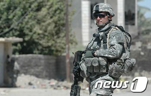 본문 이미지 - 미 82 공수사단 소속  장병이 경계를 서고 있다..  ⓒ 뉴스1