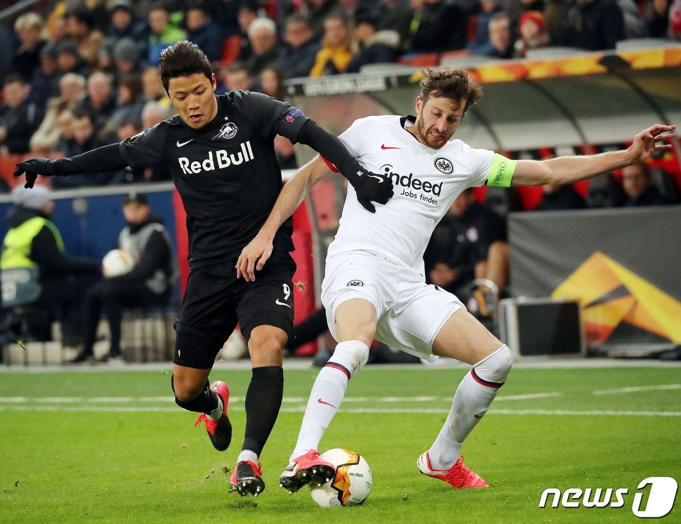 본문 이미지 - 오스트리아에서 뛰고 있는 황희찬(왼). ⓒ AFP=뉴스1