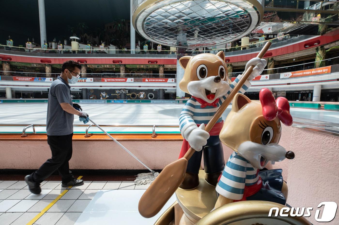 8일 오전 서울 송파구 롯데월드에서 한 관계자가 청소하는 모습. 2020.6.8/뉴스1 ⓒ News1 이재명 기자